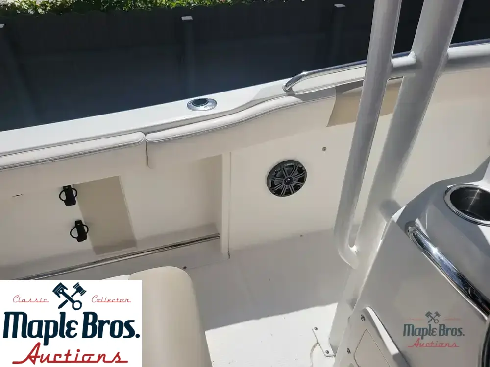2017 Robalo R222