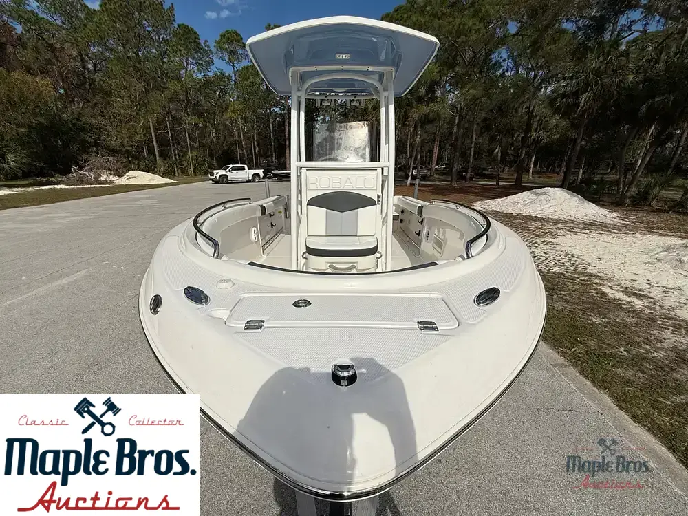 2023 Robalo R222 Explorer