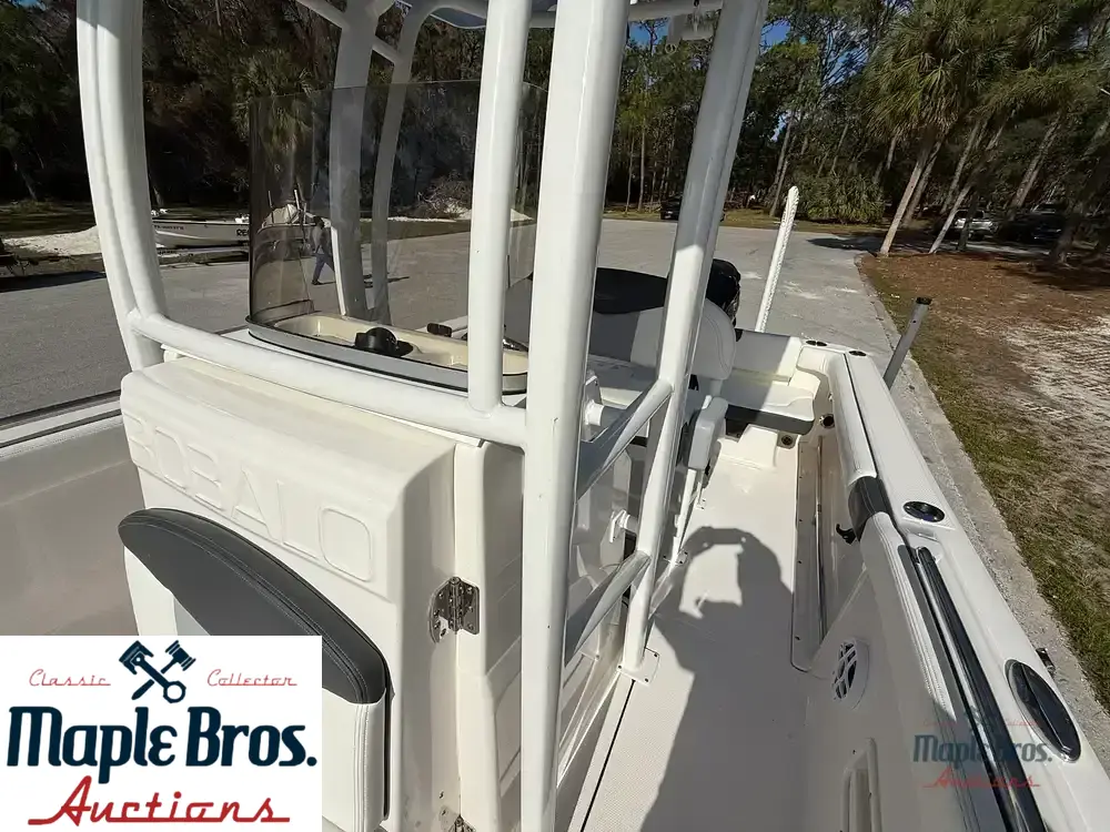 2023 Robalo R222 Explorer