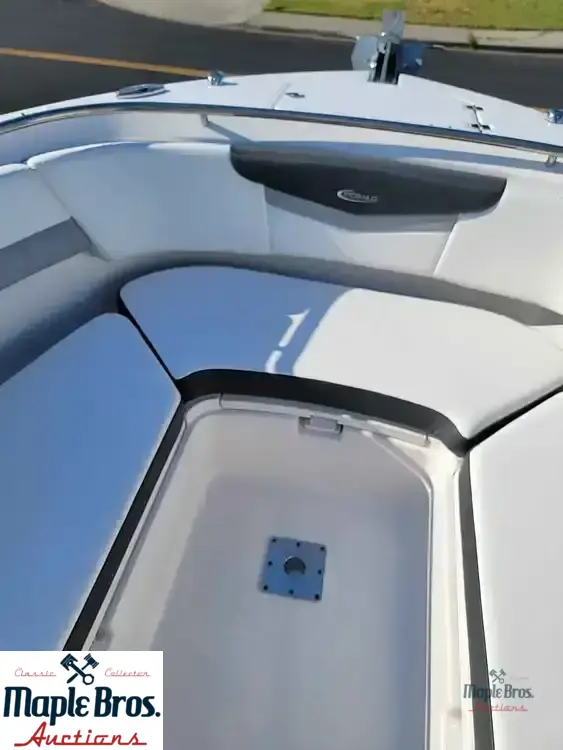 2022 Robalo R247