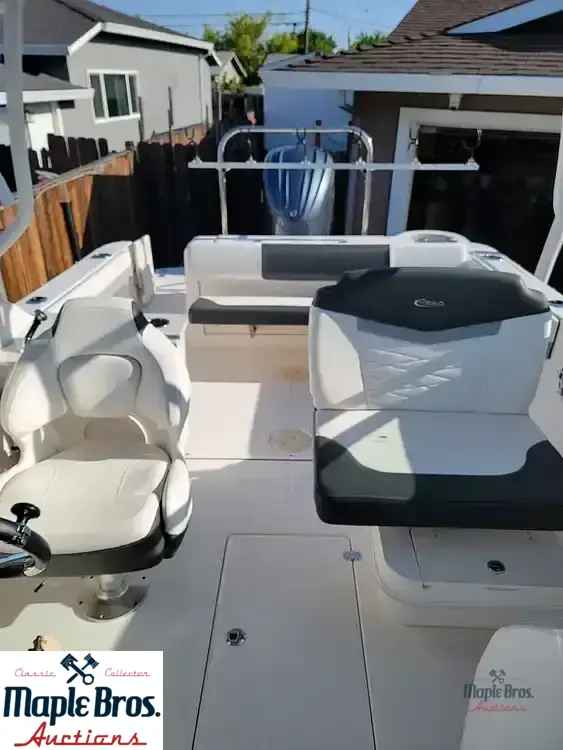 2022 Robalo R247