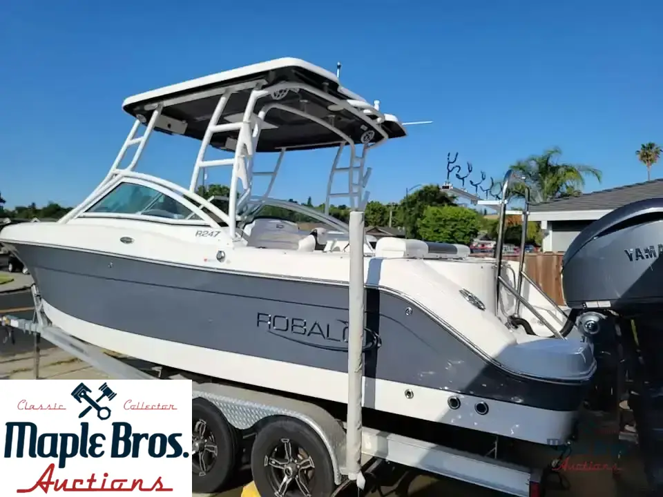 2022 Robalo R247