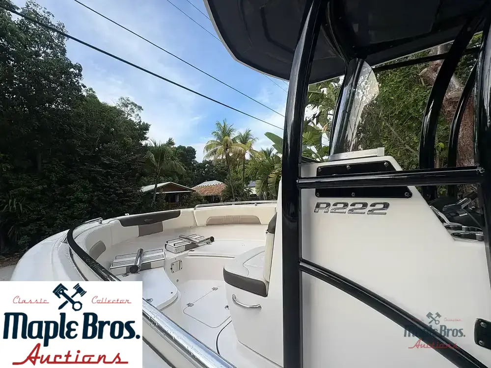 2021 Robalo R222