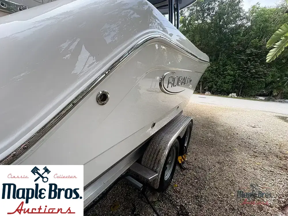 2021 Robalo R222