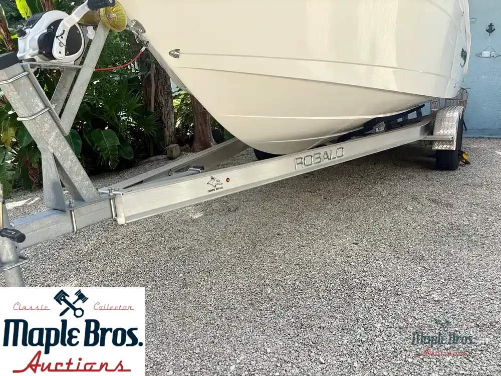 2021 Robalo R222