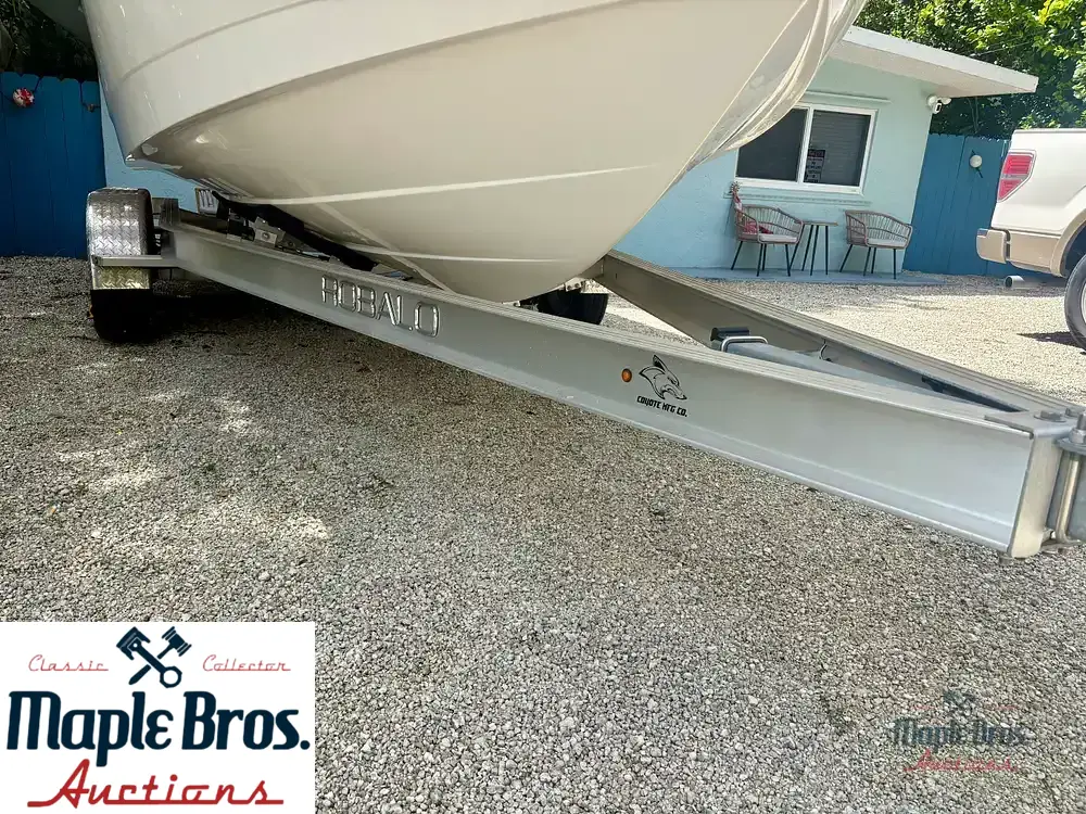 2021 Robalo R222