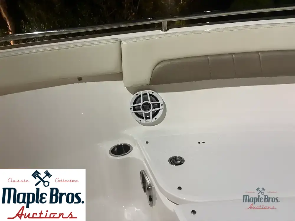 2021 Robalo R222