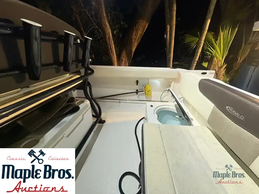 2021 Robalo R222