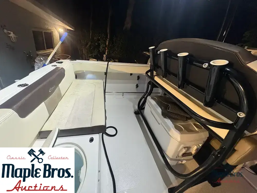2021 Robalo R222