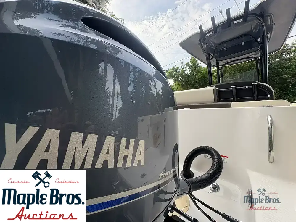 2021 Robalo R222