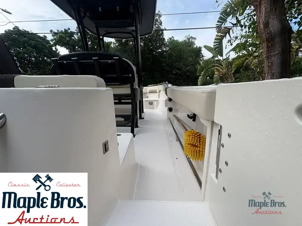 2021 Robalo R222