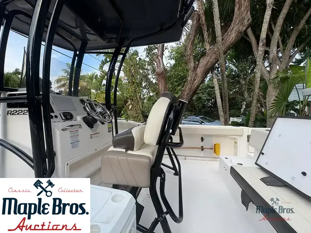 2021 Robalo R222